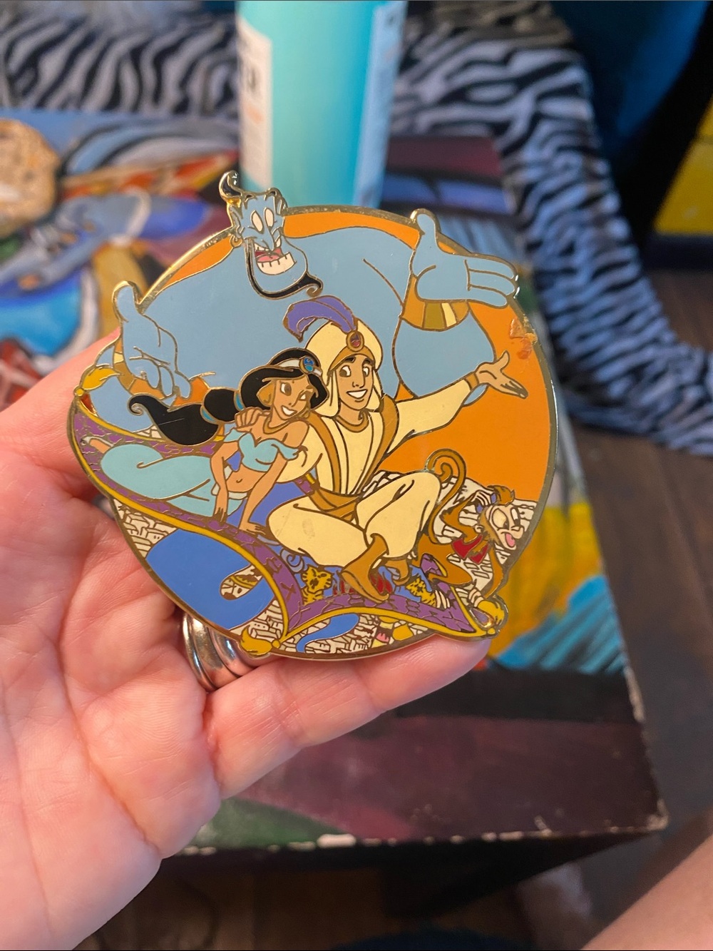Disney auctions , limited edition, 100 Aladdin Enamel Pin — Orange & Light Blue